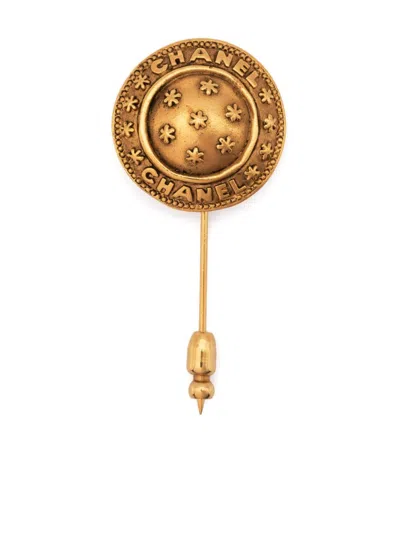 Pre-owned Chanel 1980s Logo-embossed Circular Brooch In Gold