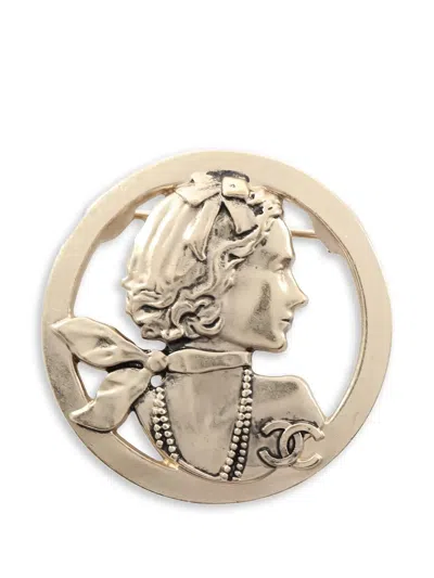 Pre-owned Chanel 1986-1988 Mademoiselle Round Mark Brooch In Gold