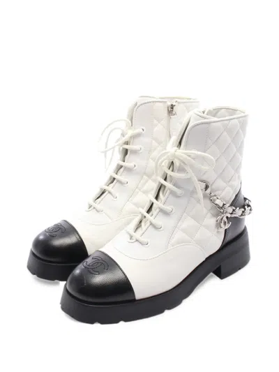 Pre-owned Chanel 1986-1988 Matelassé Cc Charm Ankle Boots In White