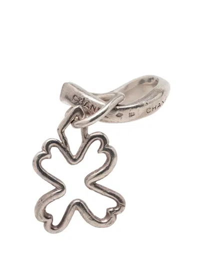 Pre-owned Chanel 1990-2010 Sterling Silver Clover Charm Ring