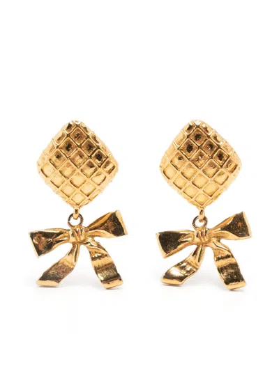 Pre-owned Chanel 1990s Diamond-embossed Bow Dangle Earrings In Gold