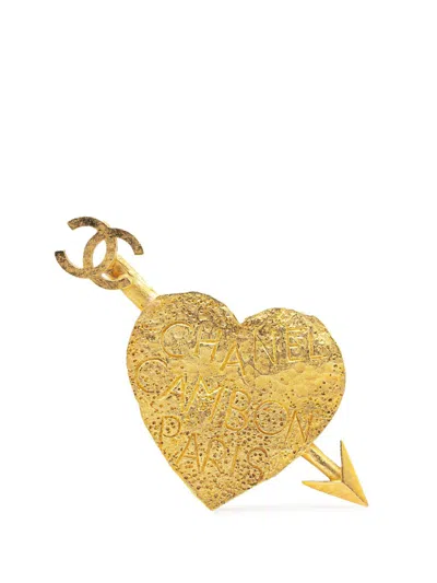 Pre-owned Chanel 1993 Gold Plated Cc Heart And Arrow Costume Brooch In 金色