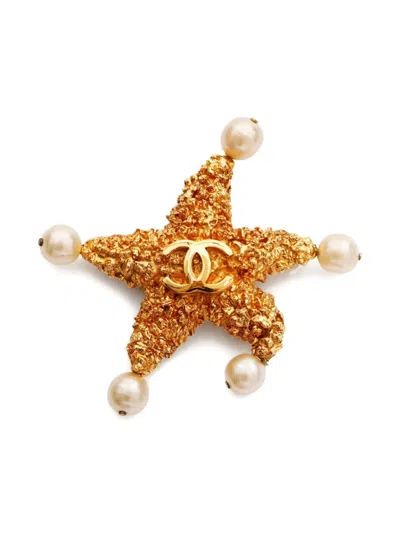 Pre-owned Chanel 1993 Starfish Logo-plaque Brooch In Gold