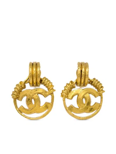 Pre-owned Chanel 1994 Cc Dangle Clip-on Earrings In 金色
