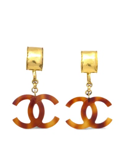 Pre-owned Chanel 1994 Cc Dangle Earrings In 褐色