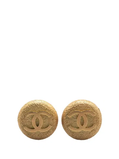 Pre-owned Chanel 1994 Gold Plated Cc Round Clip On Earrings Costume Earrings