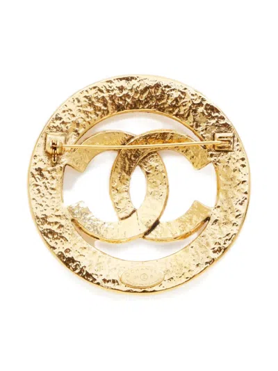 Pre-owned Chanel 1994 Interlocking Cc Logo Brooch In Gold