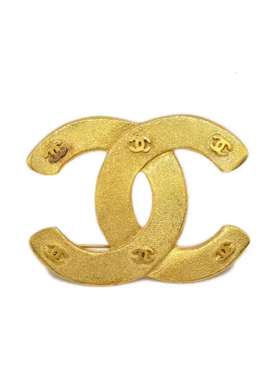 Pre-owned Chanel 1994 Logo-embossed Cc Brooch In Gold