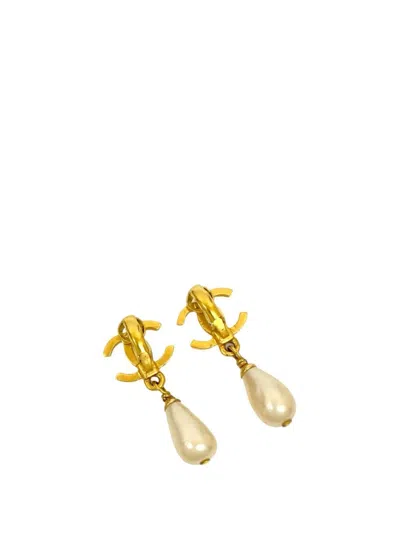 Pre-owned Chanel 1995 Cc Gold Plated Faux Pearl Drop Clip On Earrings Costume Earrings In White