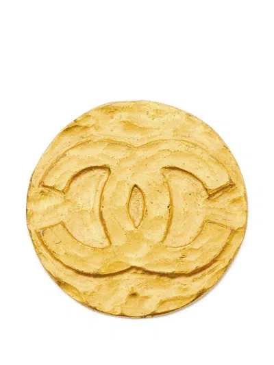Pre-owned Chanel 1995 Cc Hammered Brooch In Gold