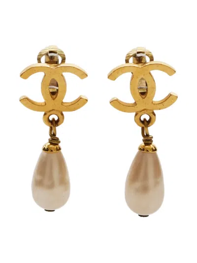 Pre-owned Chanel 1995 Cc Mark Pearl Earrings In Gold