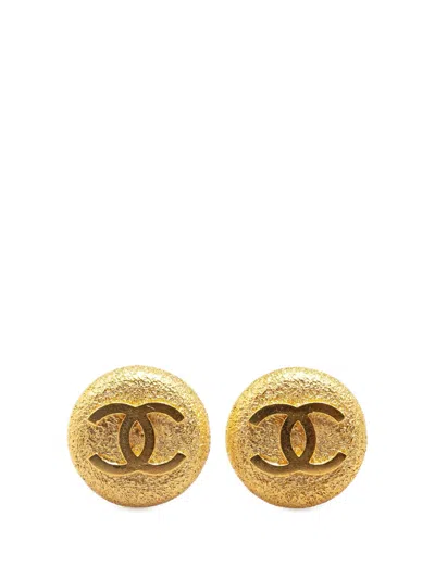 Pre-owned Chanel 1995 Gold Plated Cc Round Clip On Earrings Costume Earrings