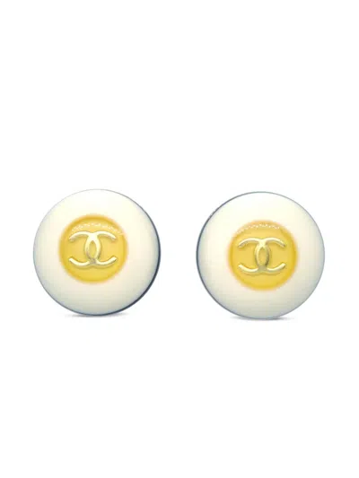 Pre-owned Chanel 1996 Button Clip-on Earrings In White