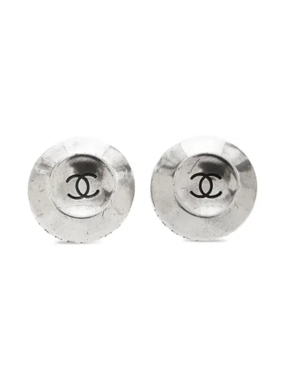 Pre-owned Chanel 1996 Round Cc Mark Clip-on Earrings In Silver