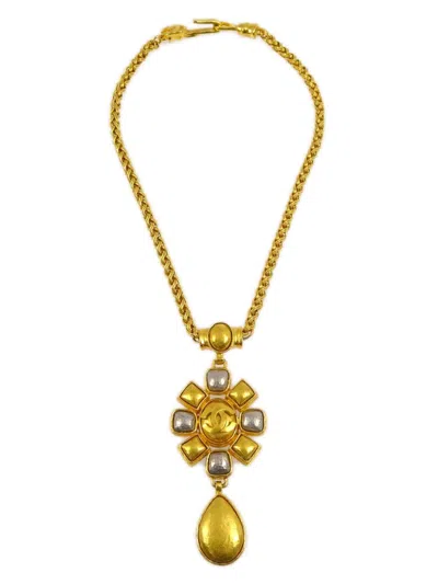 Pre-owned Chanel 1997 Cc-engraved Pendant Necklace In 金色