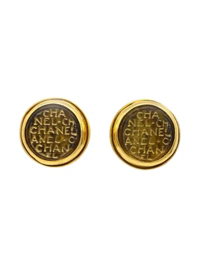 Pre-owned Chanel 1999 Logo-engraved Earrings In 金色