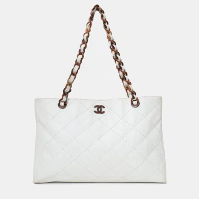Pre-owned Chanel 2000-02 White Caviar Quilted Cc Wood Chain Tote