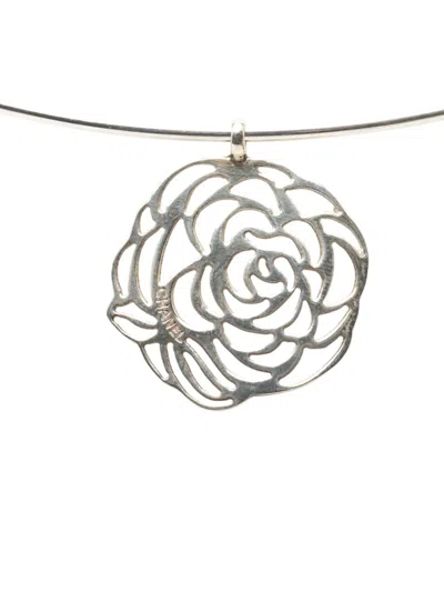 Pre-owned Chanel 2000-2020 Sterling Silver Camellia Cutout Pendant Choker Necklace