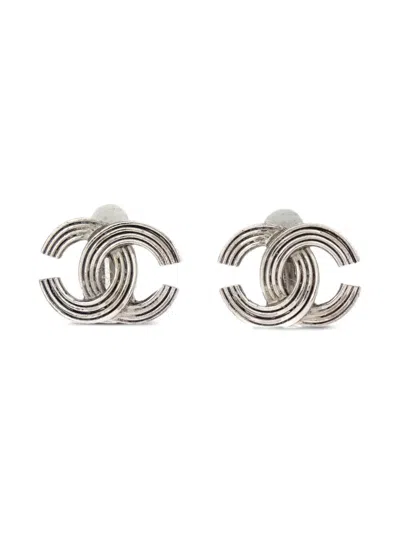 Pre-owned Chanel 2000 Cc Logo Clip-on Earrings In Silver