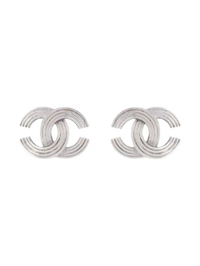 Pre-owned Chanel 2000 Ribbed Clip-on Earrings In Silver