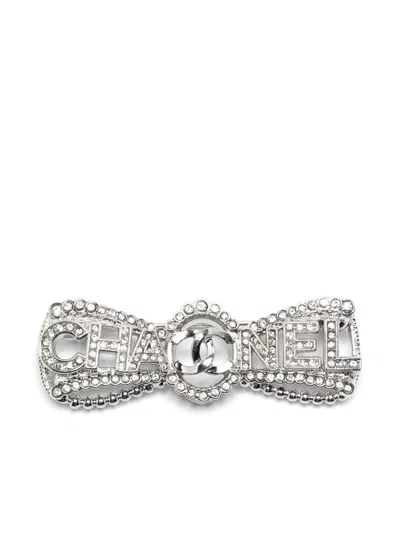 Pre-owned Chanel 2000s Cc Rhinestone-embellished Bow Brooch In Silver