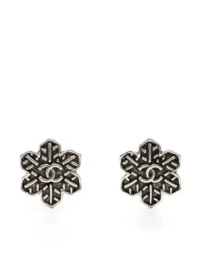 Pre-owned Chanel 2000s Cc Snowflake Post-back Earrings In Silver