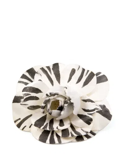 Pre-owned Chanel 2000s Flower-design Brooch In White