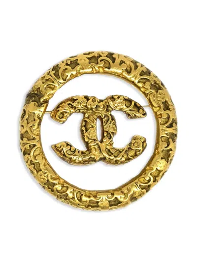 Pre-owned Chanel 2003 Cc Medallion Brooch In Gold