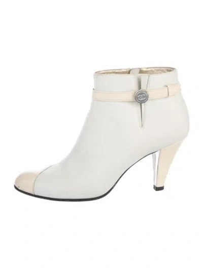 Pre-owned Chanel 2003 Interlocking Cc Logo Boots In White