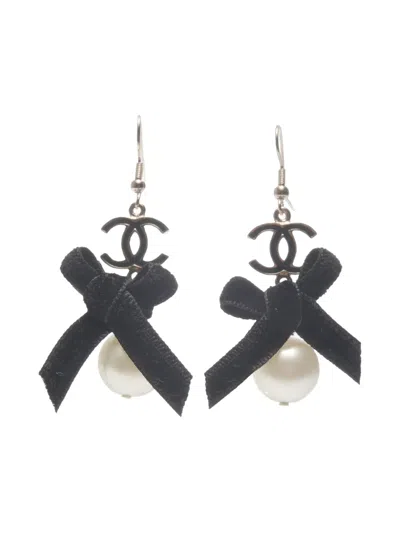 Pre-owned Chanel 2007  Cc Mark Ribbon Pearl Drop Earrings In Silver