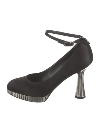 Pre-owned Chanel 2007 Interlocking Cc Logo Pumps In Black