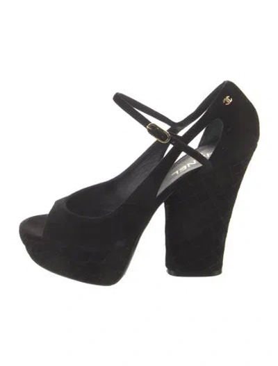 Pre-owned Chanel 2008 Interlocking Cc Logo Pumps In Black