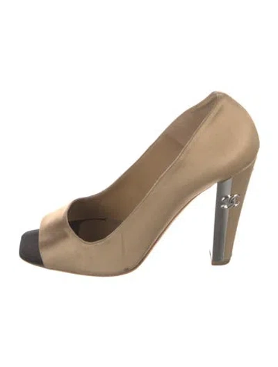 Pre-owned Chanel 2009 Interlocking Cc Logo Pumps In Neutral