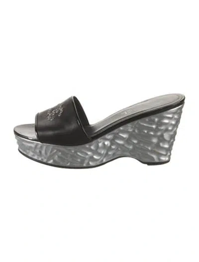 Pre-owned Chanel 2009 Interlocking Cc Logo Slides In Black