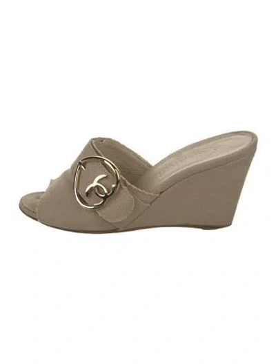 Pre-owned Chanel 2009 Interlocking Cc Logo Slides In Neutral