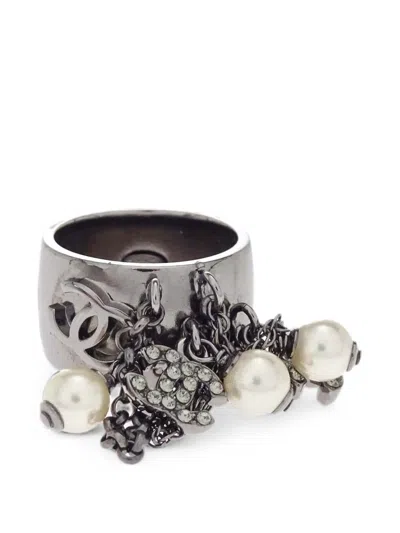 Pre-owned Chanel 2010 Interlocking Cc Faux-pearl Ring In Grey