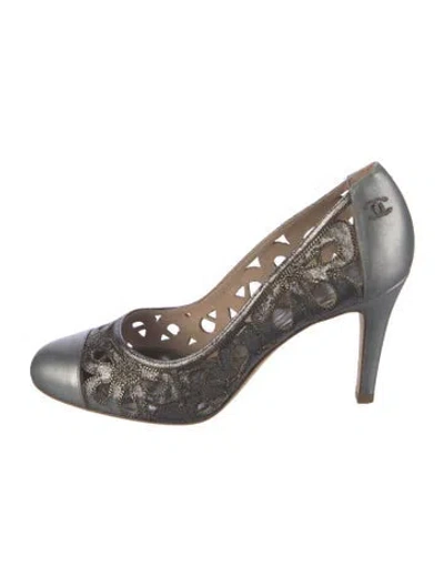 Pre-owned Chanel 2011 Interlocking Cc Logo Pumps In Grey/metallic