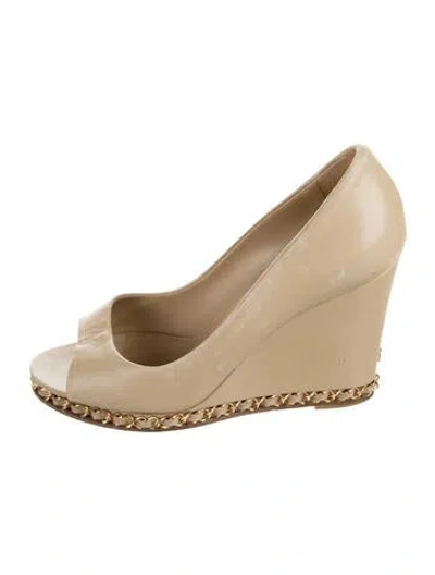 Pre-owned Chanel 2011 Interlocking Cc Logo Pumps In Neutral