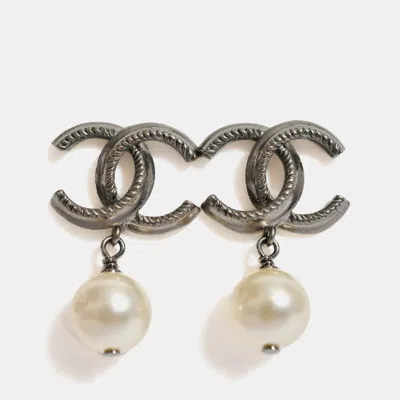 Pre-owned Chanel 2011 Silver Toned Cc Faux Pearl Drop Earrings