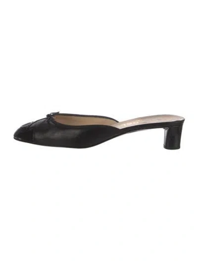 Pre-owned Chanel 2012 Interlocking Cc Logo Mules In Black