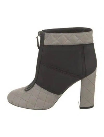 Pre-owned Chanel 2012 Interlocking Cc Logo Pumps In Gray