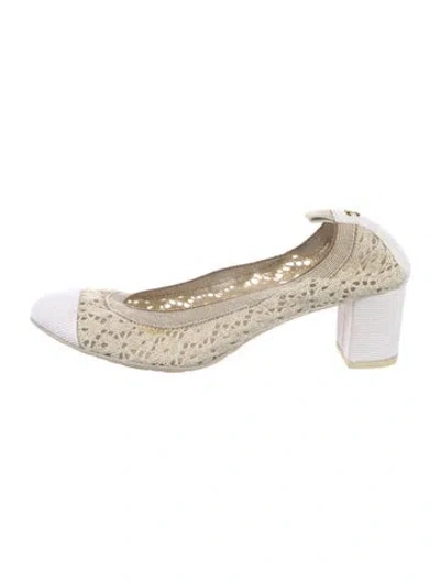 Pre-owned Chanel 2012 Interlocking Cc Logo Pumps In Neutral