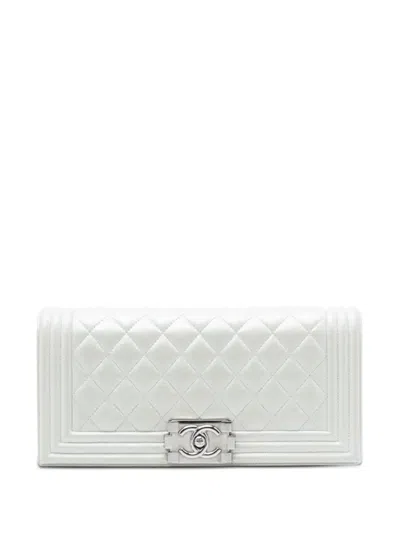 Pre-owned Chanel 2013-2014 Quilted Lambskin Boy Flap Clutch Bag In White