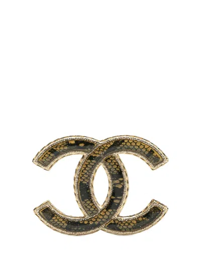 Pre-owned Chanel 2013 Faux Lace And Resin Gold Plated Cc Brooch Costume Brooch In Black