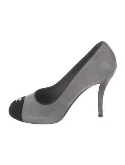 Pre-owned Chanel 2013 Interlocking Cc Logo Pumps In Gray