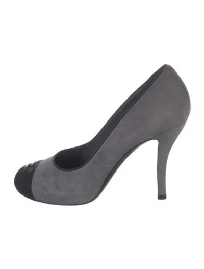 Pre-owned Chanel 2013 Interlocking Cc Logo Pumps In Gray