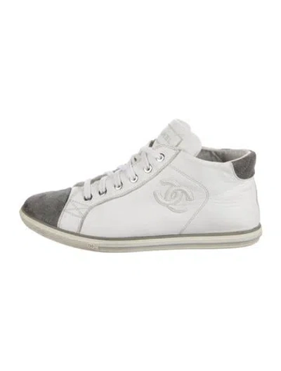 Pre-owned Chanel 2013 Interlocking Cc Logo Sneakers In White