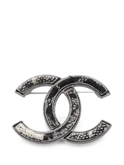Pre-owned Chanel 2013 Interlocking Cc Tweed Brooch In Gray