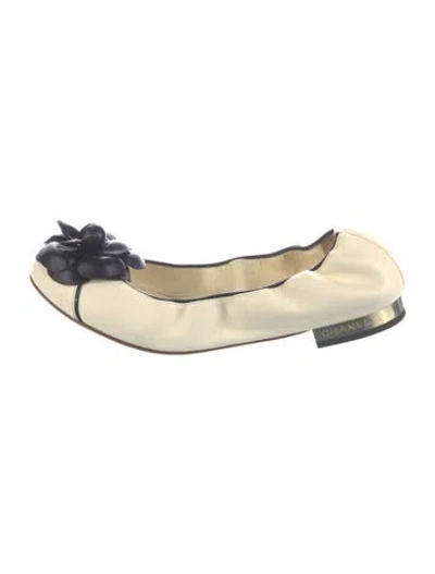 Pre-owned Chanel 2014 Interlocking Cc Logo Ballet Flats In White