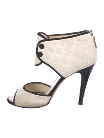 Pre-owned Chanel 2014 Interlocking Cc Logo D'orsay Pumps In White